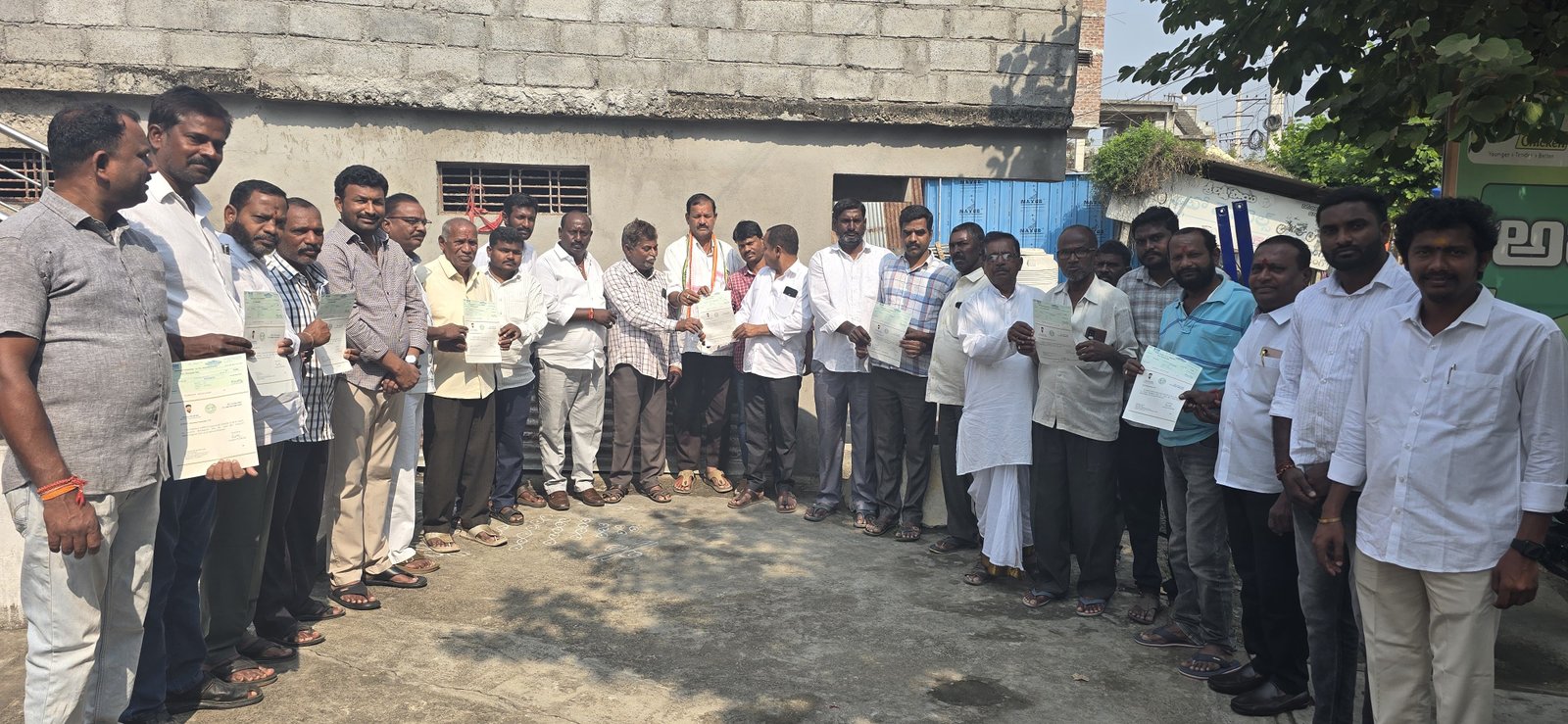 తంగళ్ళపల్లి మండల కేంద్రంలో సీఎంఆర్ఎఫ్ చెక్కులను లబ్ధిదారులకు అందజేసిన తంగళ్ళపల్లి మండల కాంగ్రేస్ అధ్యక్షులు జలగం ప్రవీణ్ జె (టోనీ) గారు